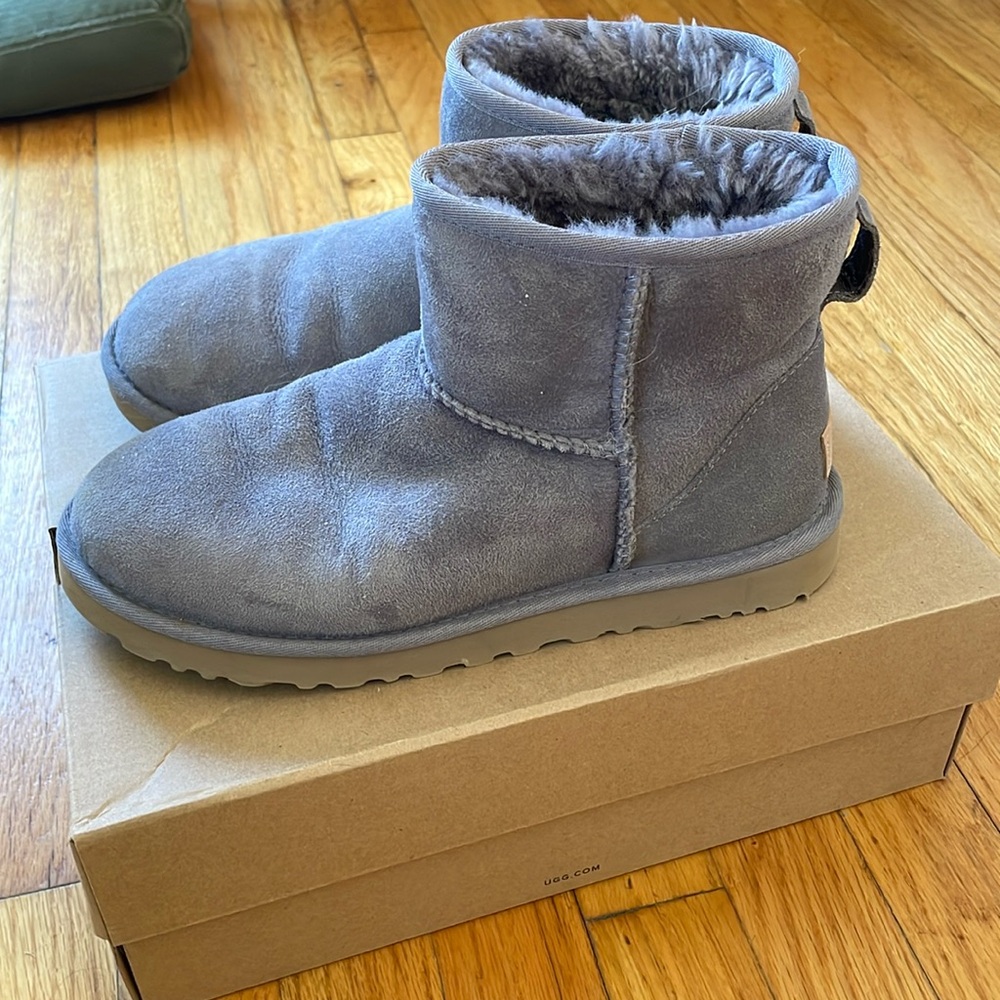 Uggs classic mini worn a few times w/box size 8